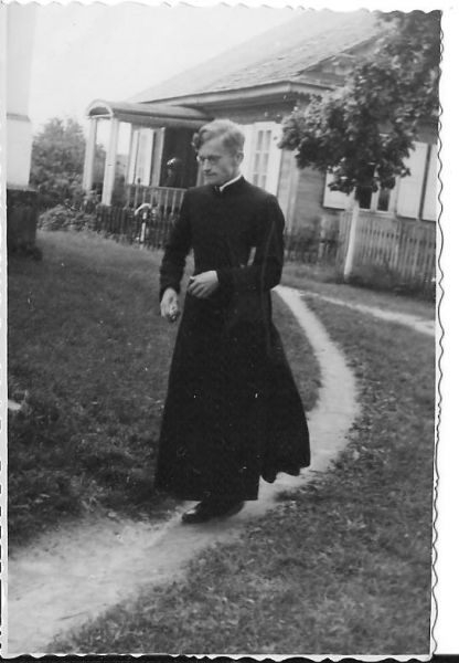 4.06 1944r Ksiądz Kazimierz Swiątek na tle Parafii w Prużanie